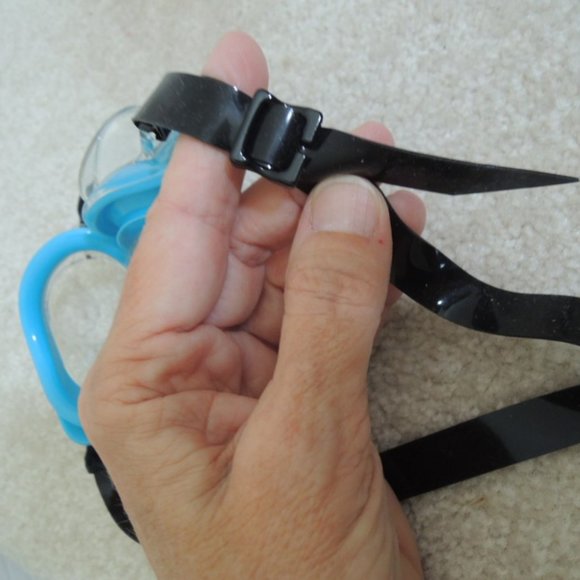 INTEX Swim Goggles Kids 8+ to Adult - Blue - UV Lens Silicon Eye Cups NWOT - Picture 5 of 6